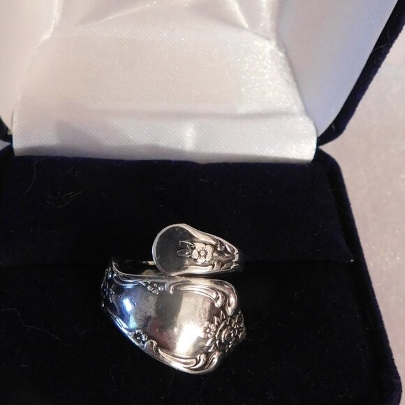 Ladies Silver Ring -  "Royal" marked - Picture 2 of 5
